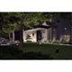 LED Gartenstrahler Swivea beleuchtet den Garten und die Fassade bei Nacht in warmweißem Licht.