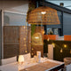 Gemütliche Essbereich mit LED Jute-Lichterkette Lia IP44 und Rattanhängelampe, ideal für Innen- und Außenbereich.