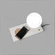 LED Glas Tischlampe NIKO mit induktiver Handy Ladestation auf einem Tisch mit Smartphone.