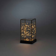 LED Glaslaterne mit schwarzem Holzfundament und 6h Timer Schwarz in elegantem Design mit warmen Lichtern.