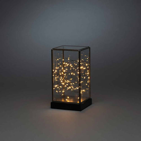 LED Glaslaterne mit schwarzem Holzfundament und 6h Timer Schwarz in elegantem Design mit warmen Lichtern.