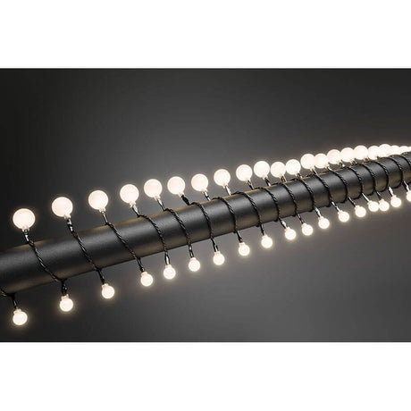LED Globelichterkette kleine & große runde Dioden 80 Warmweiße Dioden IP44 dekorativ auf einer schwarzen Leiste.