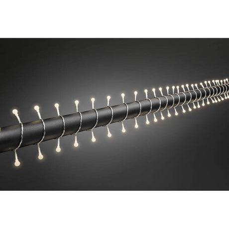 LED Globelichterkette runde Dioden 160 Warmweiße Dioden IP44 an einem schwarzen Rohr befestigt.