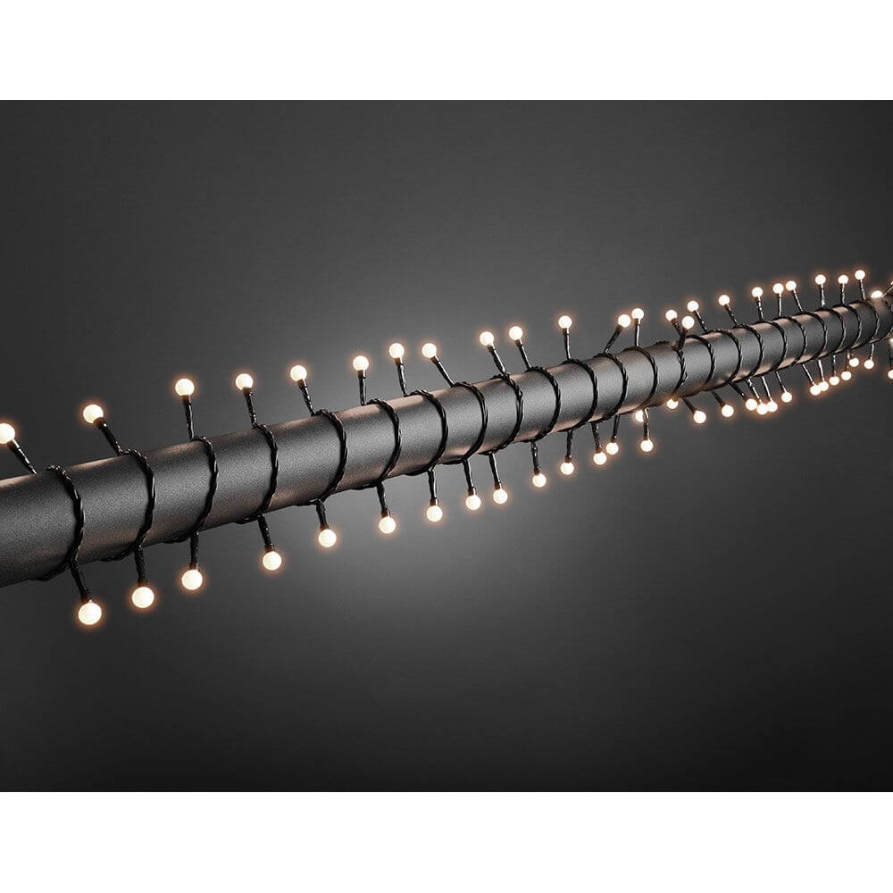 LED Globelichterkette runde Dioden 160 Warmweiße Dioden IP44 auf einem schwarzen Hintergrund.