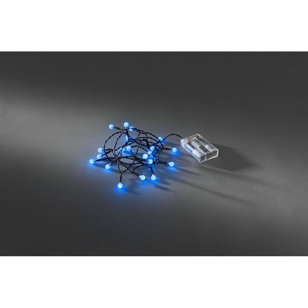 LED Globelichterkette runde Dioden Timer 20 blaue Dioden batteriebetrieben auf schwarzem Hintergrund.