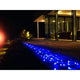 LED Globelichterkette runde Dioden 80 blaue Dioden IP44 auf einem Gehweg in der Nacht leuchtend.