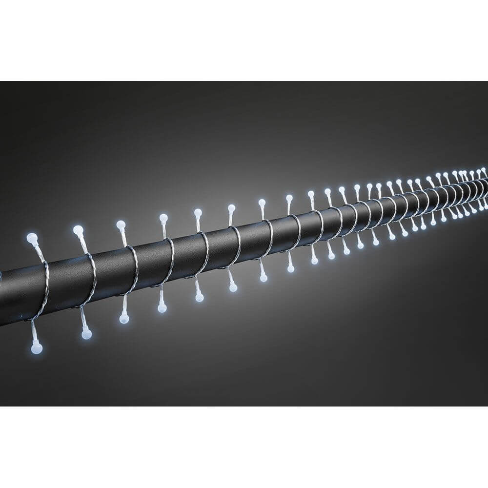 LED Globelichterkette runde Dioden 80 Kaltweiße Dioden IP44 auf schwarzem Hintergrund mit leuchtenden Kugeln.