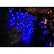 LED Globelichterkette runde Dioden 80 purpurfarbene Dioden IP44 leuchtet an einer Steinwand mit blauen Dioden.