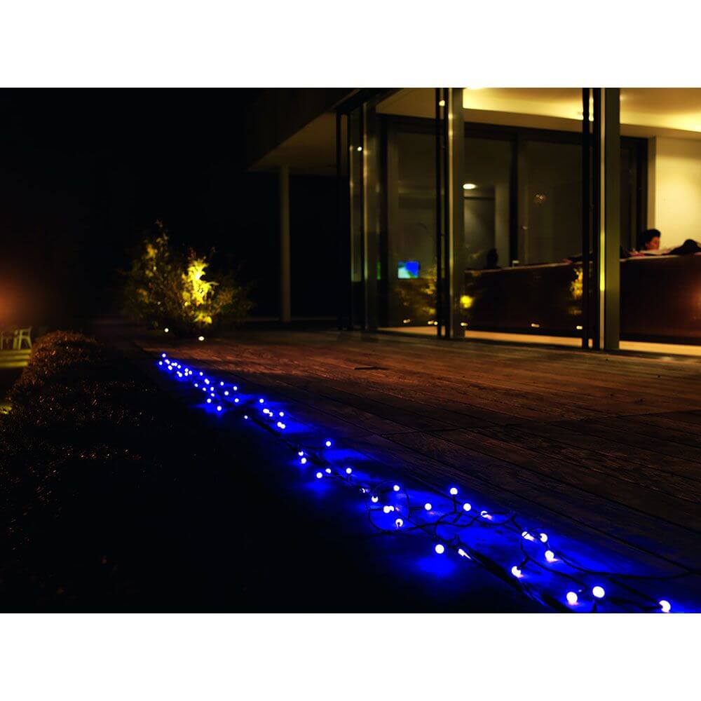 LED Globelichterkette runde Dioden 80 purpurfarbene Dioden IP44 in der Dämmerung auf einer Holzterrasse.