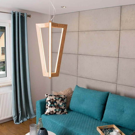 LED Hängelampe Leif 4000lm Eiche-Geölt in modernem Wohnzimmer mit blauer Couch und Vorhängen.