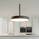 Casablanca LED-Hängeleuchte Clavio Flat Ø 32cm in modern-küchenumgebung mit warmem Licht.