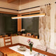 LED Hängeleuchte Smal Touch-Dimmer 1330lm Eiche-Geölt im modernen Essbereich mit Holzdetails.