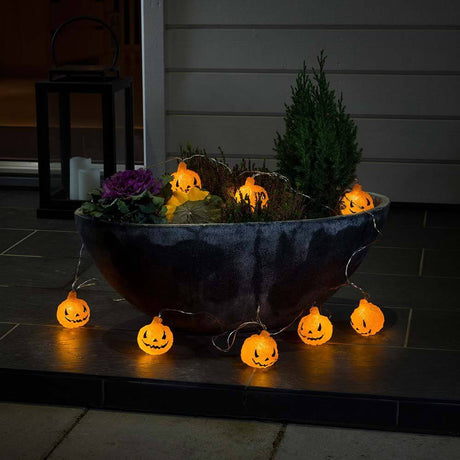 LED Halloween Dekolichterkette Kürbis batteriebetrieben in Blumenkübel für festliche Dekoration.