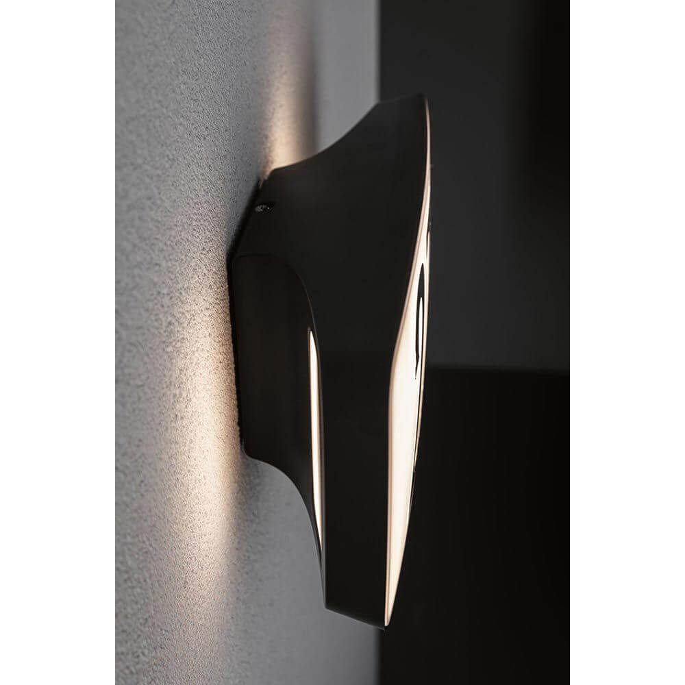 LED Hausnummernleuchte Sheera Bewegungsmelder & Dämmerungssensor an der Wand montiert, elegante Gestaltung.