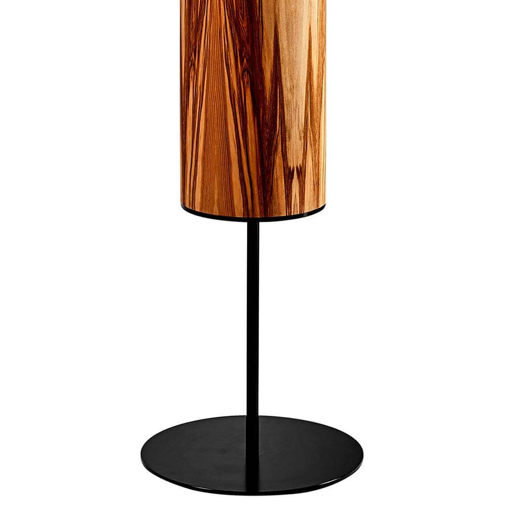 LED Holz-Stehlampe Arbor 190cm Satin Nussbaum mit markantem Holz und schwarzem Fuß.