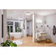 Modernes Badezimmer mit LED Einbauleuchte Calla, Badewanne und hellem Interieur.