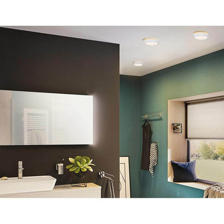 LED HomeSpa Panel Aviar Blanc Dimmable dans une salle de bains moderne avec miroir et plantes.