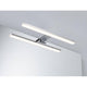 LED HomeSpa Spiegelleuchte Evie Chrom über einem Badezimmer Spiegel mit optimaler Ausleuchtung.
