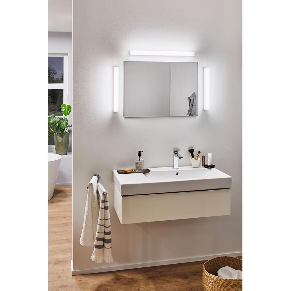 Moderne Badezimmeransicht mit LED Spiegelleuchte Luno CCT-Switch und Waschtisch.
