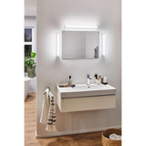 Moderne Badezimmeransicht mit LED Spiegelleuchte Luno CCT-Switch und Waschtisch.