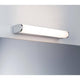 LED HomeSpa Wandleuchte Arneb CCT Weiß, Chrom an einer Wand montiert über einem Spiegel.