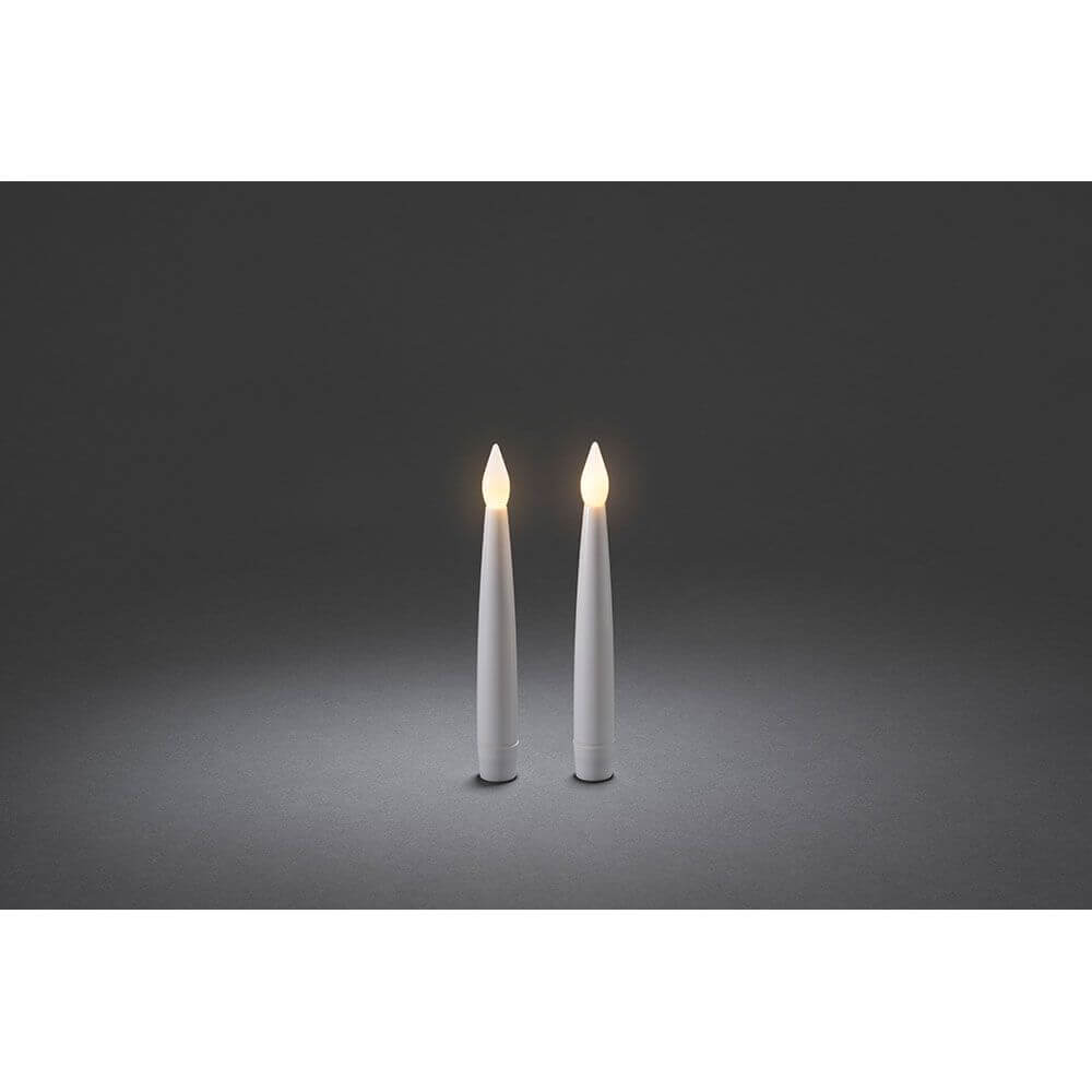 LED Kerzen 2er-Set weiß klein flackernde Dioden Warmweiß batteriebetrieben auf grauem Hintergrund.
