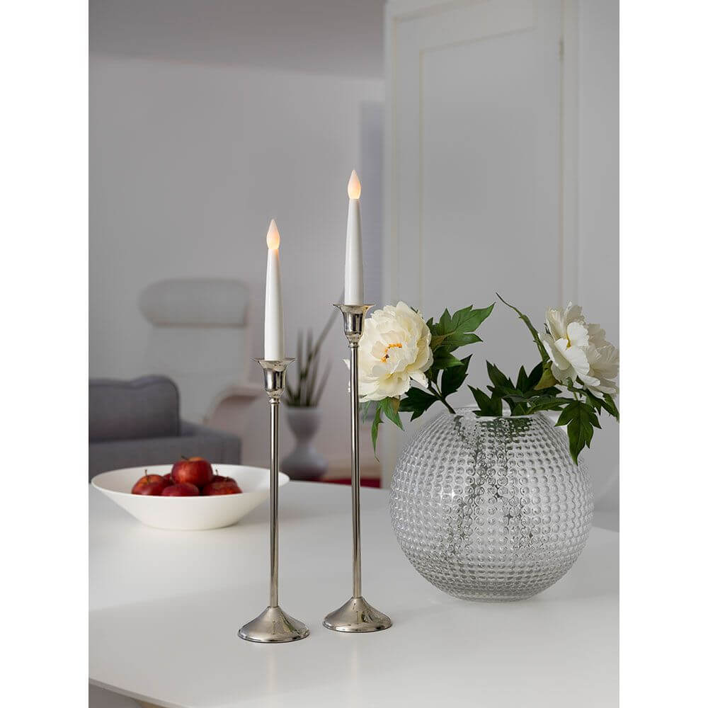 LED Kerzen 2er-Set weiß klein flackernde Dioden Warmweiß batteriebetrieben auf Tisch mit Blumen und Obstschale.