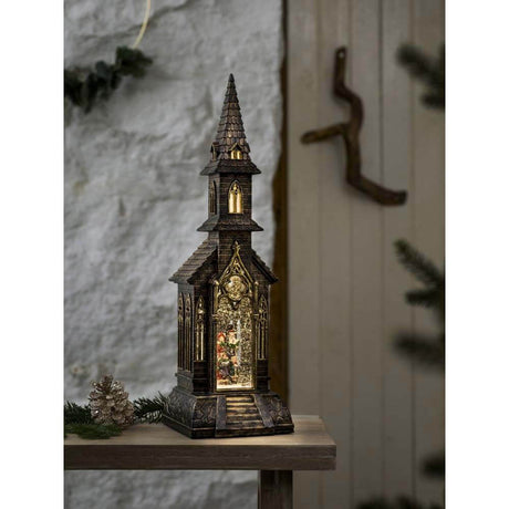 LED Kirche wassergefüllt Timer warmweiß batteriebetrieben Innen auf einem Tisch mit nostalgischem Design.