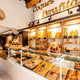 LED für Bäckerei fokussierbar 35°-50° Warmweiß 2760K 2516lm 30W in einer Bäckerei mit frischen Backwaren.