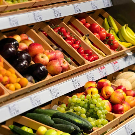 LED für Obst & Gemüse fokussierbar 35°-50° 3100K 2847lm 30W in einem Gemüsemarkt mit frischen Produkten.