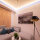 Moderne LED-Lichtdecke in einem stilvollen Wohnraum mit eleganter Beleuchtung und Kunstwerk.