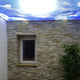 Moderne LED-Lichtdecke mit Wolkenmotiv und Ambientebeleuchtung in einem stilvollen Wohnraum