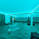 Moderne LED-Lichtdecke in einem Raum mit RGBW-Beleuchtung und stilvollem Ambiente.