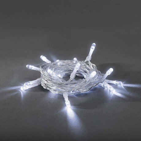 LED Fairy lights 20 kolde hvide dioder batteridrevet på en grå baggrund, lys og dekorativ.
