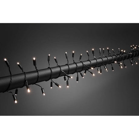 LED Lichterkette mit Lauflicht und verlängertem Steg: 4cm 120 Warmweiße Dioden IP44 auf dunklem Hintergrund.