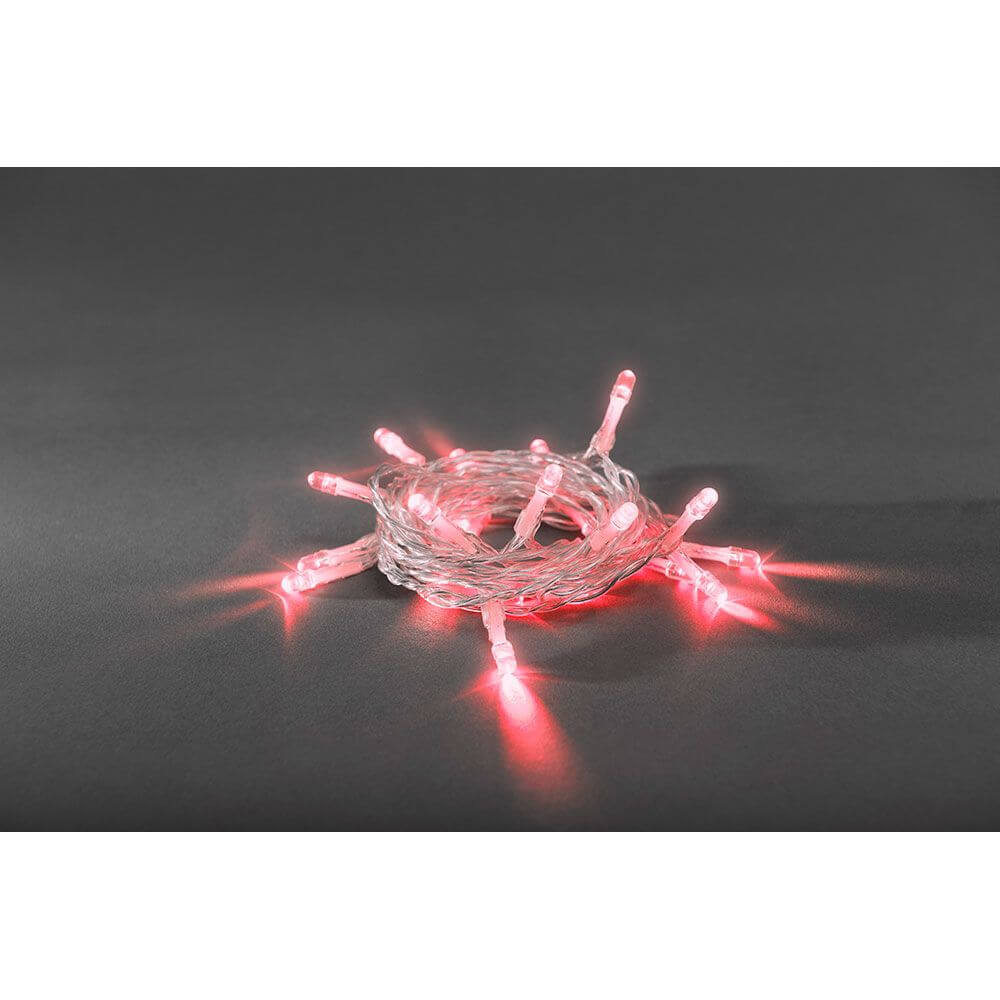 LED Lichterkette Timer 50 rote Dioden batteriebetrieben auf schwarzem Hintergrund