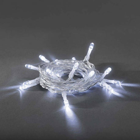 LED Lichterkette Timer 30 Kaltweiße Dioden batteriebetrieben auf schwarzem Hintergrund.