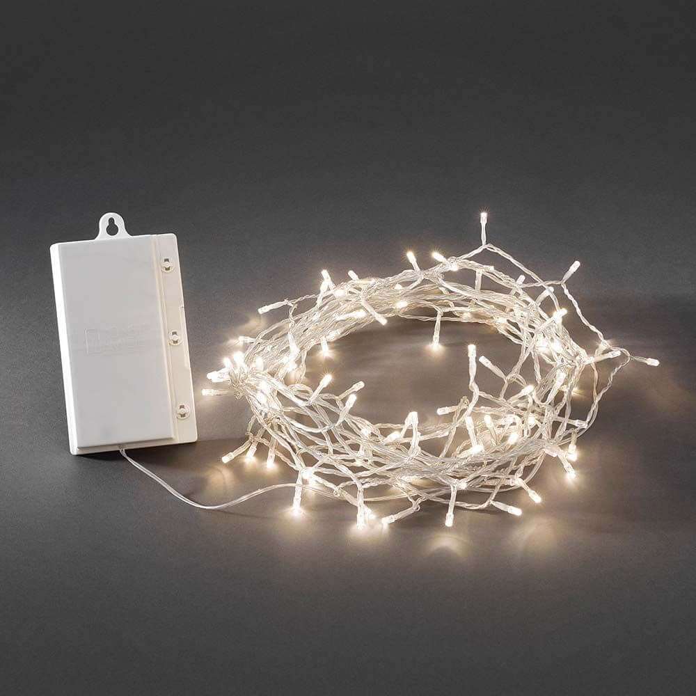 LED Lichterkette Timer 8 Funktionen Memoryfunktion 240 Warmweiße Dioden batteriebetrieb IP44 auf schwarzem Hintergrund.