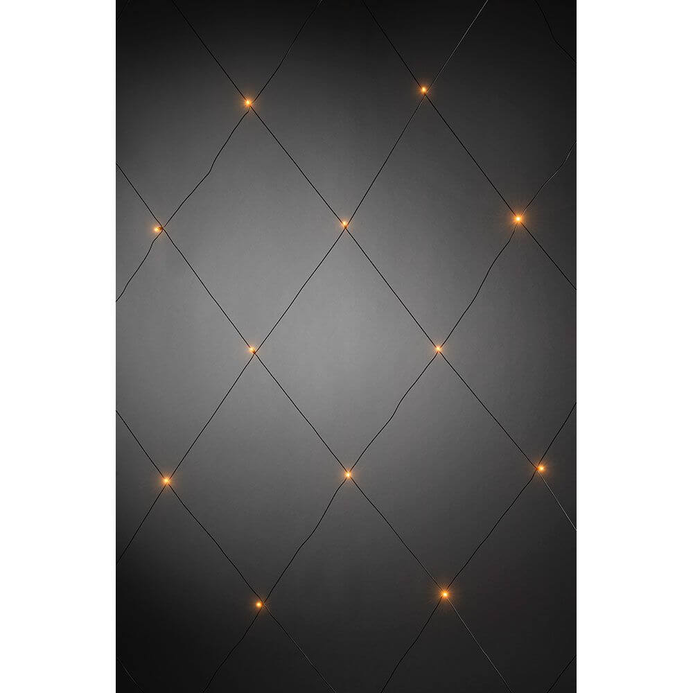LED Lichternetz 32 bernsteinfarbene Dioden IP44 auf schwarzem Hintergrund, festliche Beleuchtung für den Garten.