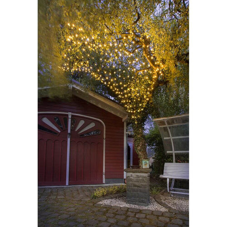 LED Lichternetz mit Timer und Multifunktion 240 Warmweiße Dioden batteriebetrieben IP44 in festlicher Außenbeleuchtung.