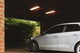 LED Lichtleiste Burbank 90 IP65 beleuchtet eine Garage mit einem silbernen Auto.
