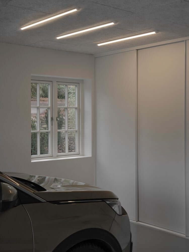 LED Lichtleiste Glendale 120 in einer modernen Garage mit optimaler Beleuchtung.