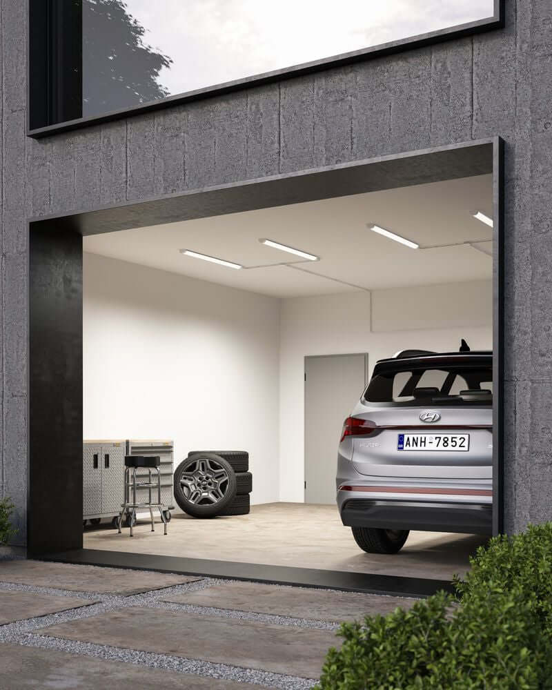 LED Lichtleiste Marisol 100 IP65 beleuchtet eine moderne Garage mit Auto und Werkzeug.