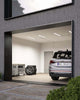 LED Lichtleiste Marisol 100 IP65 beleuchtet eine moderne Garage mit Auto und Werkzeug.