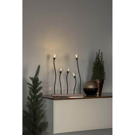 LED Metallleuchter schwarz kupferfarben 2 LED's je Birne 10 warmweiße Dioden auf modernem Tisch mit Dekoration.