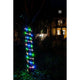 LED Mini Lichterschlauch 10m mit Lichtsensor Timer 130 bunte Dioden batteriebetrieben IP44 um einen Baum gewickelt bei Nacht.