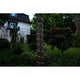 LED Mini Lichterschlauch 10m mit Lichtsensor Timer 130 Warmweiße Dioden batteriebetrieben IP44 um einen Baum im Garten gewickelt.