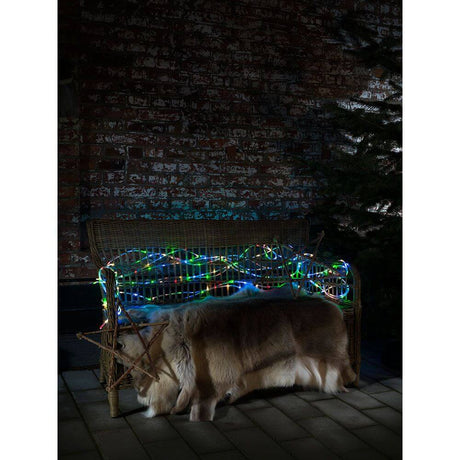 LED mini lysslange 20 m 260 fargede dioder 4,5 V IP44 dekorert på en sofa i mørket.