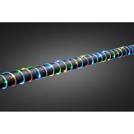 LED mini lysslange 20 m 260 fargede dioder 4,5 V IP44 i fargerike farger foran en mørk bakgrunn.