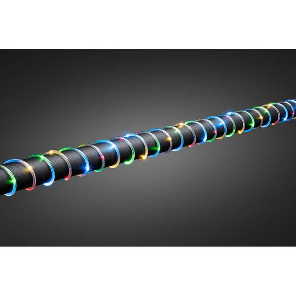 LED Mini reb lygter 20m 260 farverige dioder 4,5V IP44 i lyse farver mod en mørk baggrund.